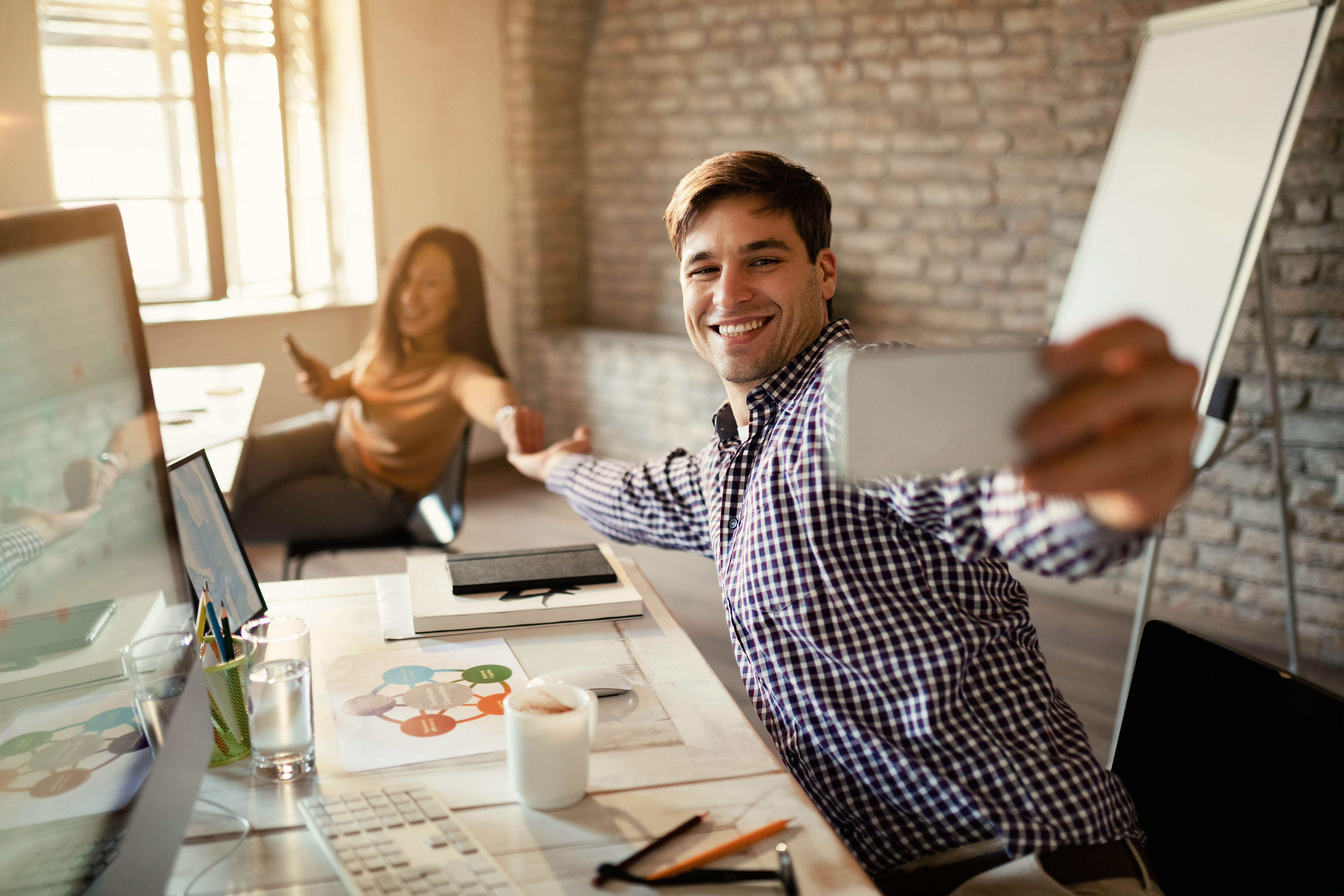 El Secreto del Happy Marketing: Cómo Hacer que Tu Marca Brille